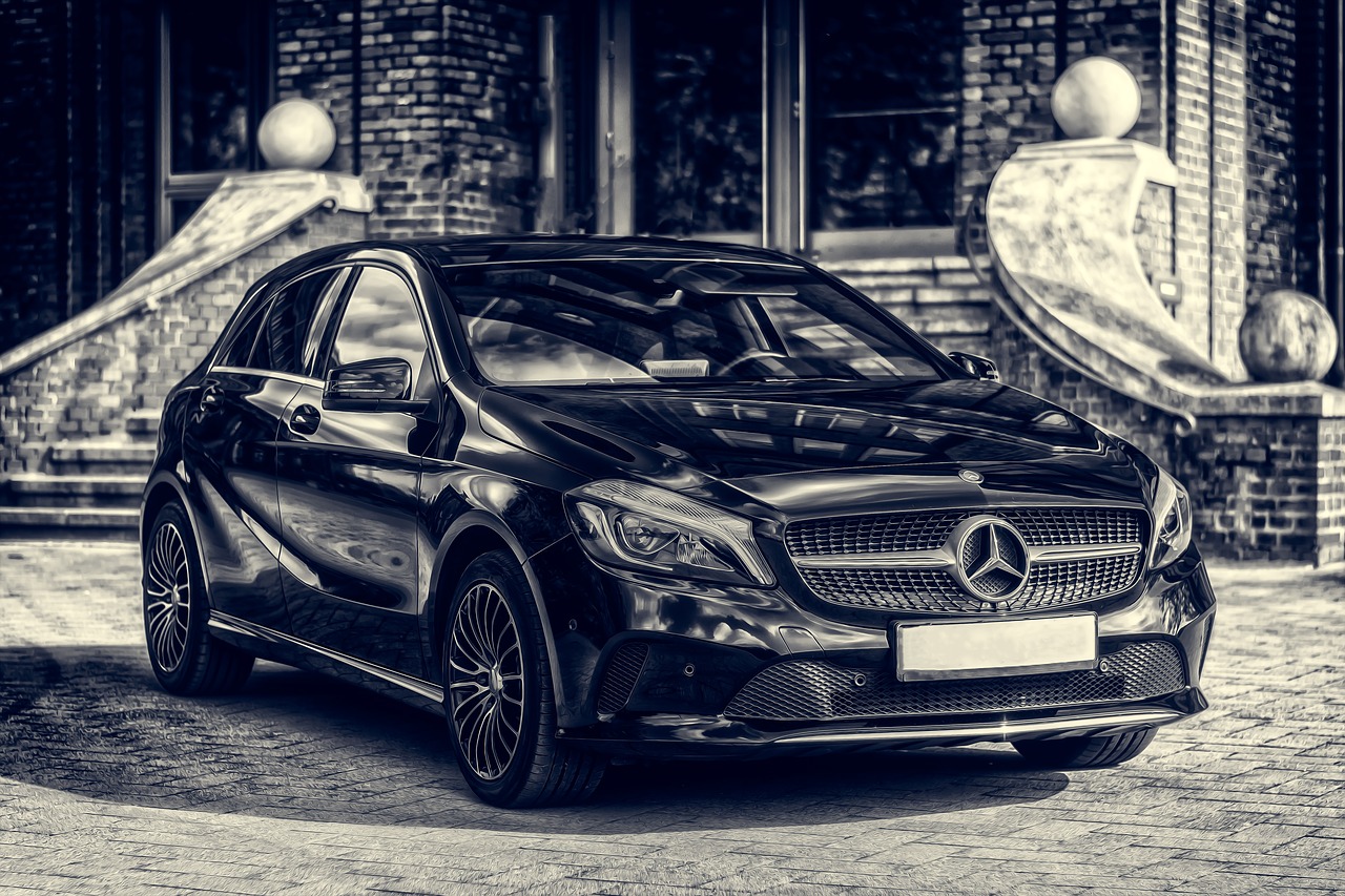 Mercedes Benz vs BMW